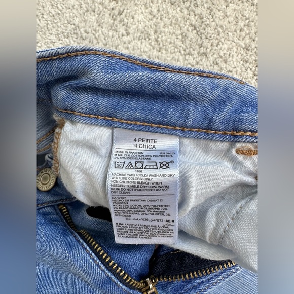 Old Navy Rockstar Super Skinny Jeans. Mid-rise. Size 4 Petite - Picture 5 of 5